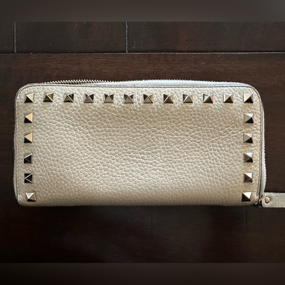Valentino Garavani Rockstud Wallet in Ivory - Picture 3 of 8
